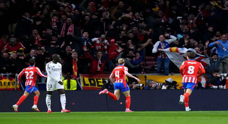 Mendy bất lực trong việc ngăn cản các cầu thủ Atletico