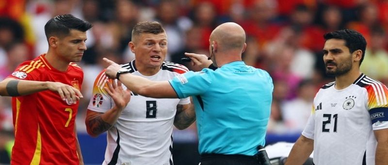 Nhưng trọng tài Taylor không cho Đức hưởng penalty