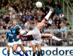 Một cú đá "xe đạp chổng ngược" tao nhã của Van Basten